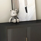 Buffet bas à panneaux cannelés avec 4 compartiments – Noir/Blanc, poignées métalliques, style moderne