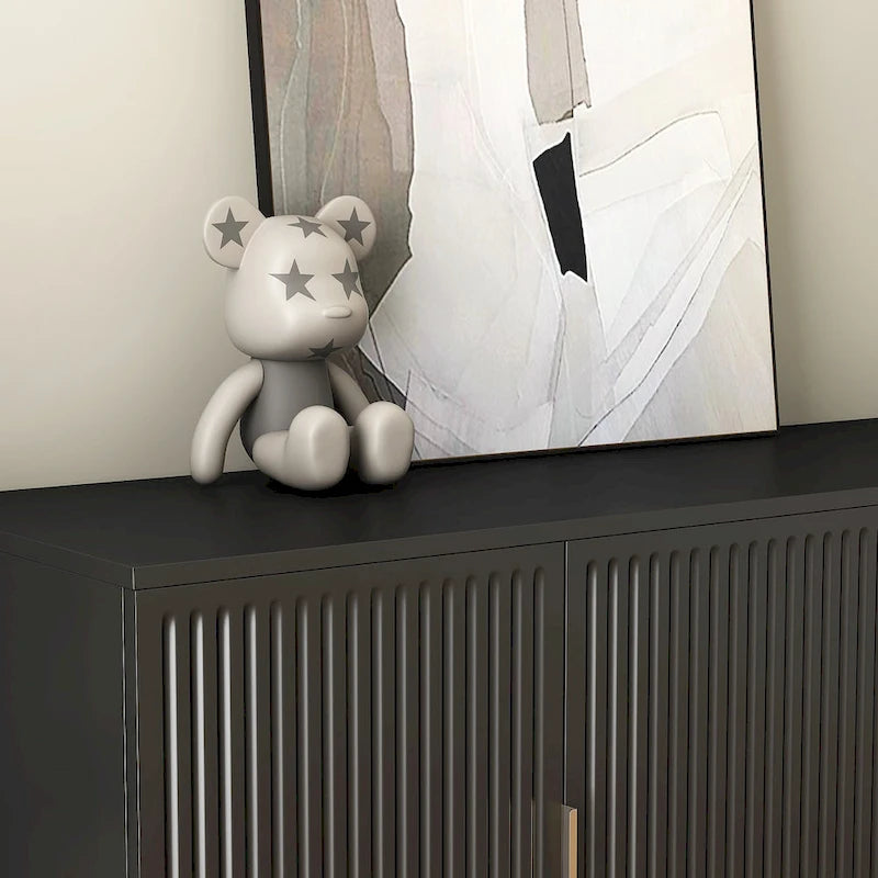 Buffet bas à panneaux cannelés avec 4 compartiments – Noir/Blanc, poignées métalliques, style moderne