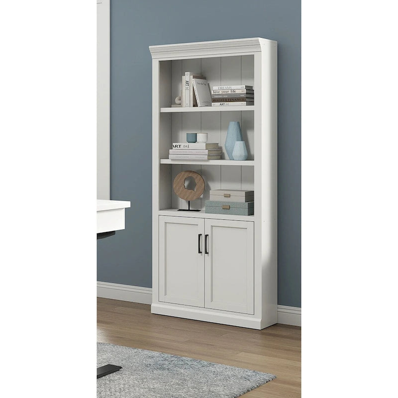 Bibliothèque avec portes Shaker inférieures et panneaux à rainures et languettes – Blanc, finition bois, quincaillerie noire, entièrement assemblée