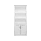 Bibliothèque avec portes Shaker inférieures et panneaux à rainures et languettes – Blanc, finition bois, quincaillerie noire, entièrement assemblée