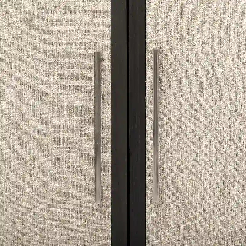 Armoire à linge 4 portes avec étagères réglables – Beige/Noir, MDF et pieds en pin, poignées en métal