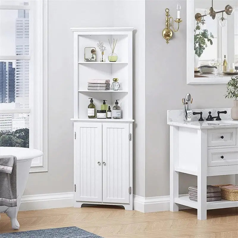 Meuble d'angle avec portes doubles et étagères réglables – Blanc, finition bois, panneau perlé, style vintage